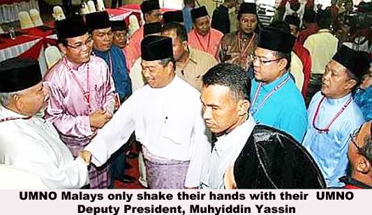 muhyiddin yassin shaking hands
