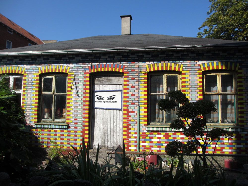  photo Christiania-copenhagen-art-coloured-bricks-house_zpse3900f9f.jpg