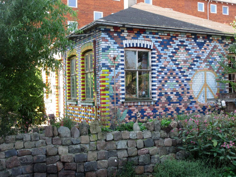  photo Christiania-copenhagen-art-painted-brick-house_zps72658992.jpg