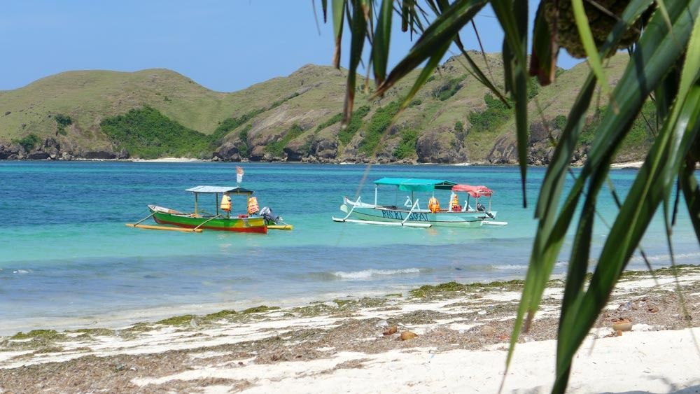  photo Lombok-gili-gede-boats-trquoise-water_zps0hdk9i3g.jpg