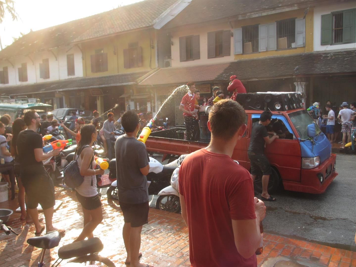  photo luang-prabang-newyear-waterfight-2015-5_zpsmdfeoqaj.jpg