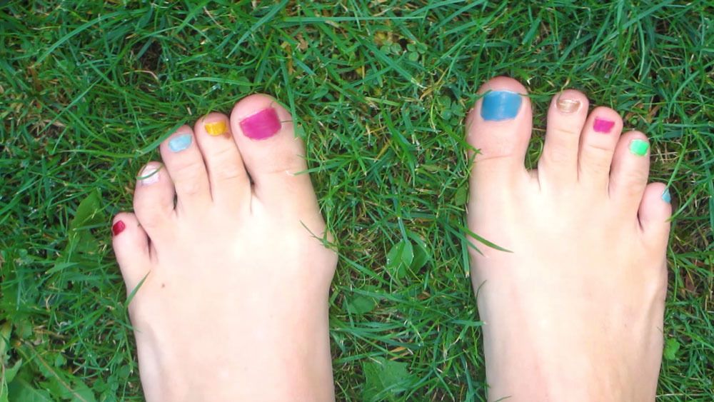  photo play-insights-feet-grass_zpsfusk2xch.jpg