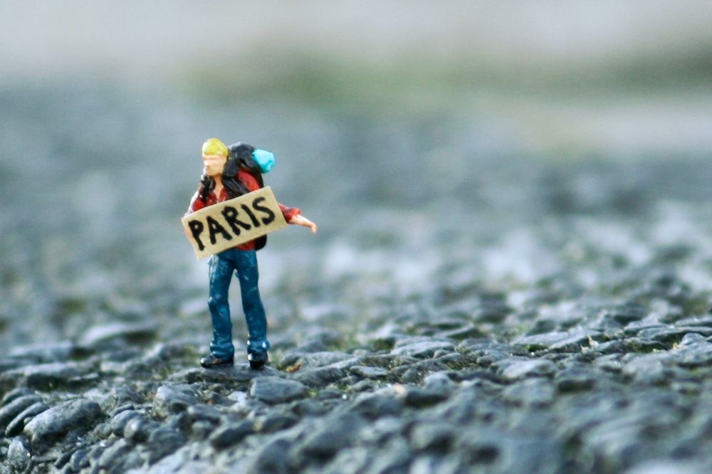  photo Miniature-street-art-backpacker-5_zps85nmhma3.jpg