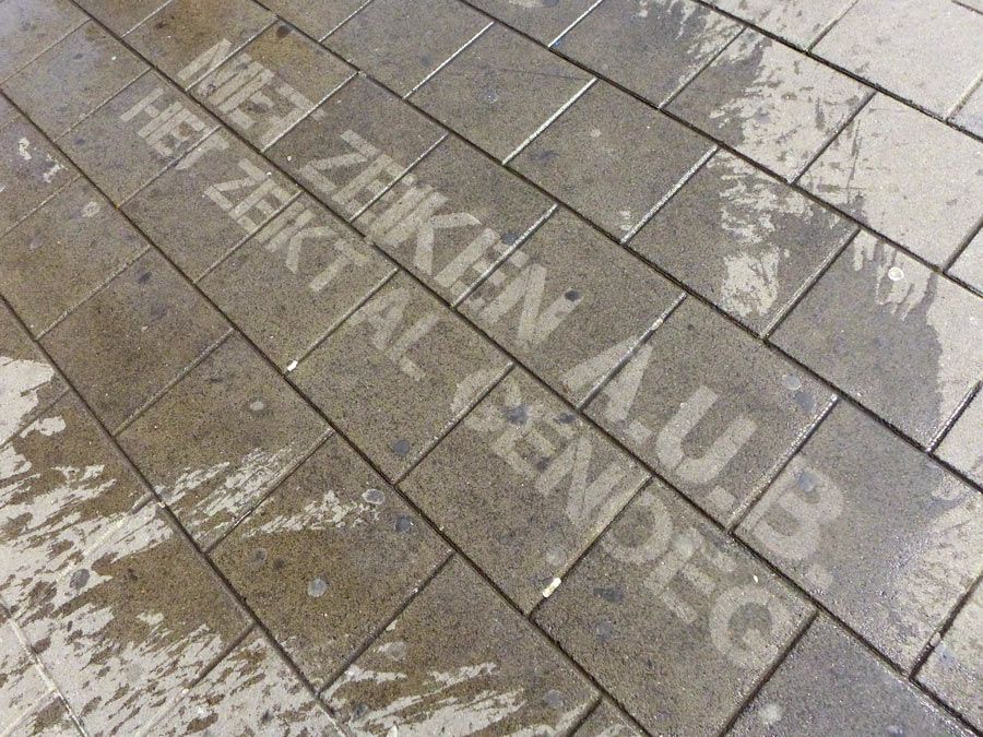  photo Rain-activated-art-Niet-zeiken-aub.jpg