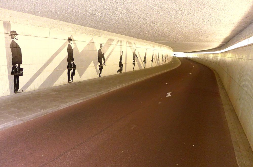  photo john-cleese-tunnel-silly-walks.jpg