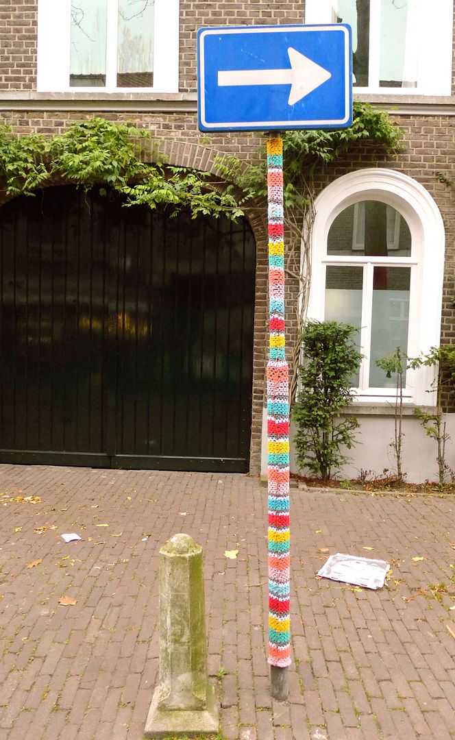  photo yarnbomb-bergstraat-arrow.jpg