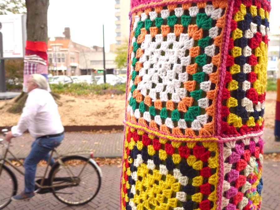  photo yarnbomb-bergstraat-granny-squares.jpg