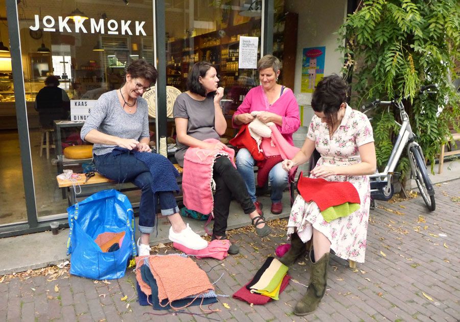  photo yarnbomb-bergstraat-ladies.jpg