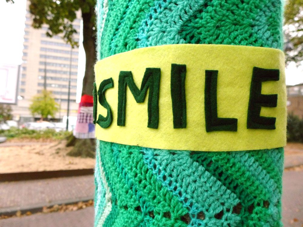  photo yarnbomb-bergstraat-smile.jpg