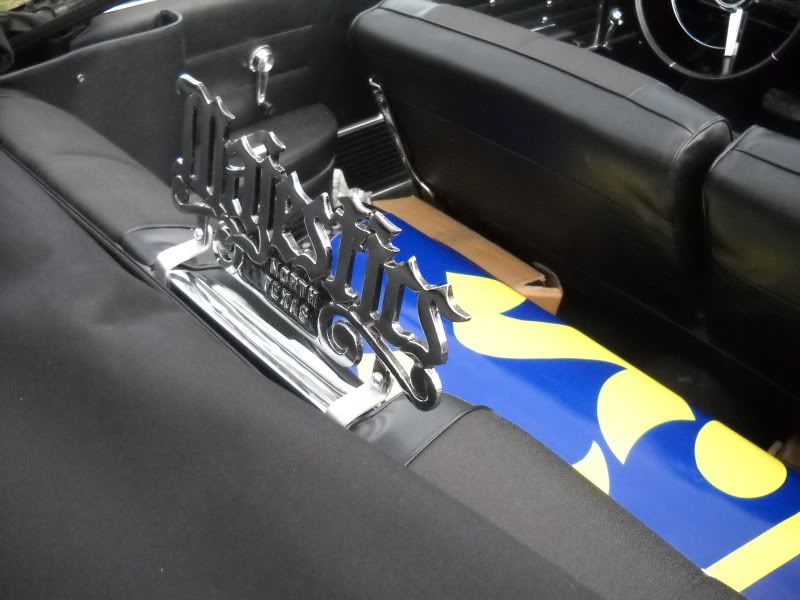 Car club plaque mount bracket