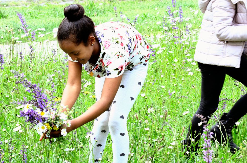 RAK with Children Flowers