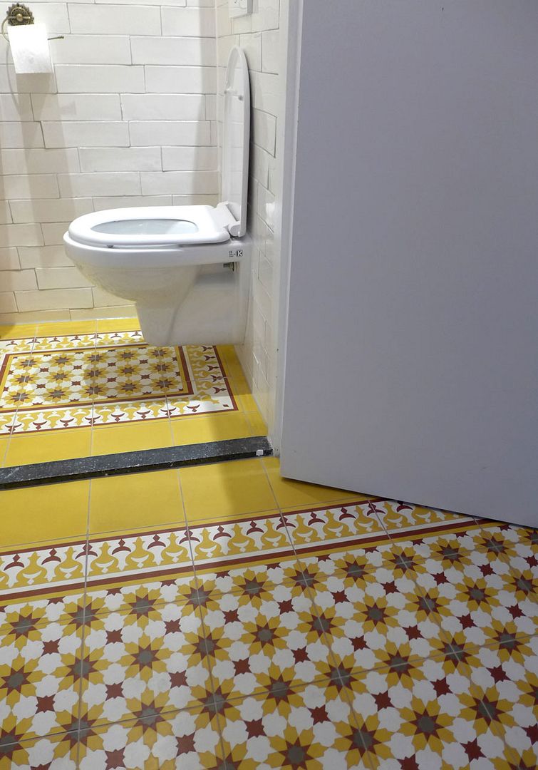  photo Moroccon_Toilet_2_yellow_niche.jpg